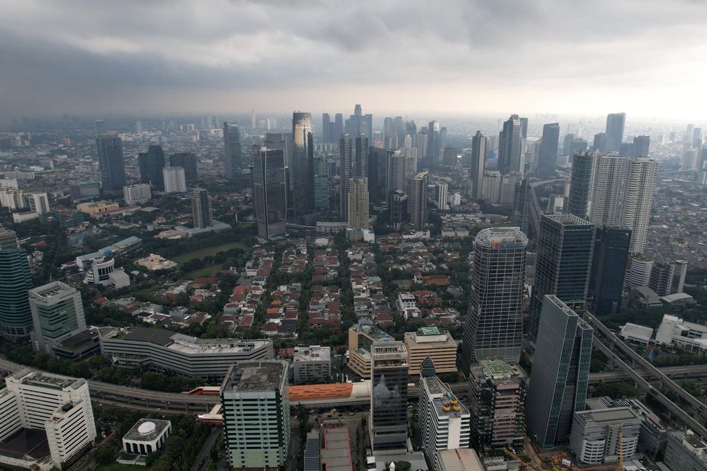 Lenskap gedung pencakar langit di kawasan Kuningan, Jakarta Selatan, Selasa (7/2/2023). Perekonomian Indonesia tumbuh 5,31 persen pada 2022, yang ditopang konsumsi rumah tangga, ekspor, dan investasi. Pemerintah juga memproyeksikan pertumbuhan ekonomi nasional tahun 2023 sebesar 5,3 persen. 