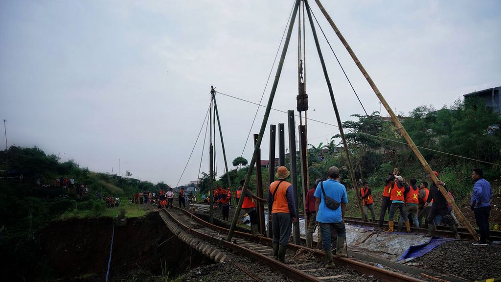 Kesibukan pekerja lapangan PT KAI memulai memasang tiang pancang penahan tanah di ruas rel kereta api jurusan Bogor-Sukabumi yang terdampak longsor di Kampung Sirnasari, Empang, Kota Bogor, Jawa Barat, Rabu (15/3/2023). 