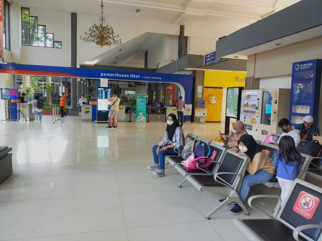 Suasana penumpang di Stasiun Gubeng, Surabaya, terpantau normal menjelang libur hari raya Nyepi, Rabu (2/3/2022).