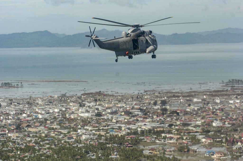 Helikopter Westland Sea King Mk 50 milik Angkatan Laut Australia yang digunakan untuk mengevakuasi korban tsunami terbang di atas kota Banda Aceh, Kamis (13/1/2005).