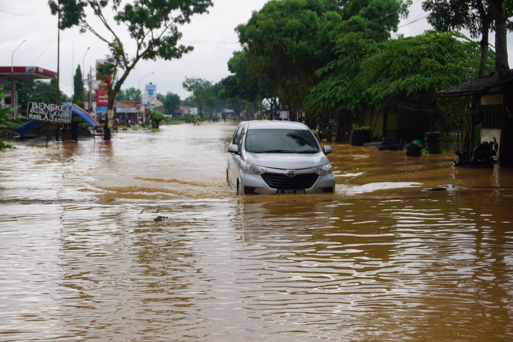 Banjir merendam jalan nasional penghubung Yogyakarta-Purwokerto di Kemranjen, Banyumas, Jawa Tengah, Selasa (17/11/2020). Ketinggian air mencapai 50 sentimeter.