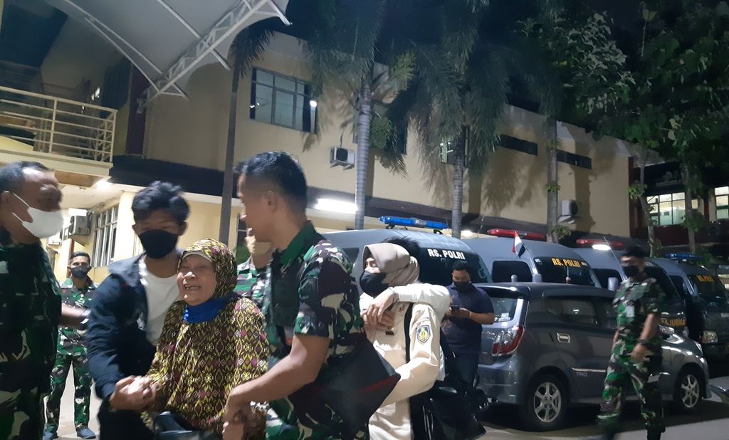Seorang perempuan menangis saat tiba di ruang duka Rumah Sakit Polri Kramatjati, Jakarta Timur, Senin (18/7/2022) malam. Dia adalah salah satu keluarga dari korban kecelakaan truk Pertamina di Jalan Alternatif Cibubur, Bekasi.