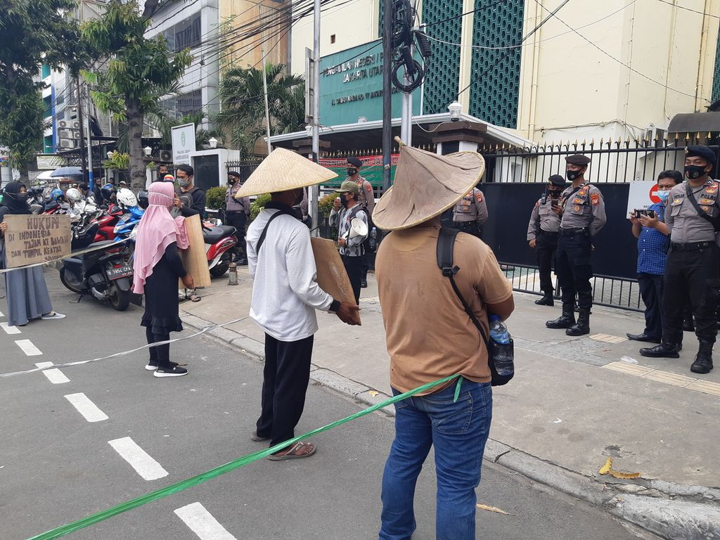 Masyarakat nelayan Pulau Pari, Kepulauan Seribu, DKI Jakarta, menggelar demonstrasi di Pengadilan Negeri Jakarta Utara, Rabu (31/3/2021). Mereka mempertanyakan berkas kasasi dari Pengadilan Negeri Jakarta Utara yang baru dikirim ke Mahkamah Agung setelah 30 bulan tiga warga di pulau itu divonis bebas oleh Pengadilan Tinggi Jakarta.