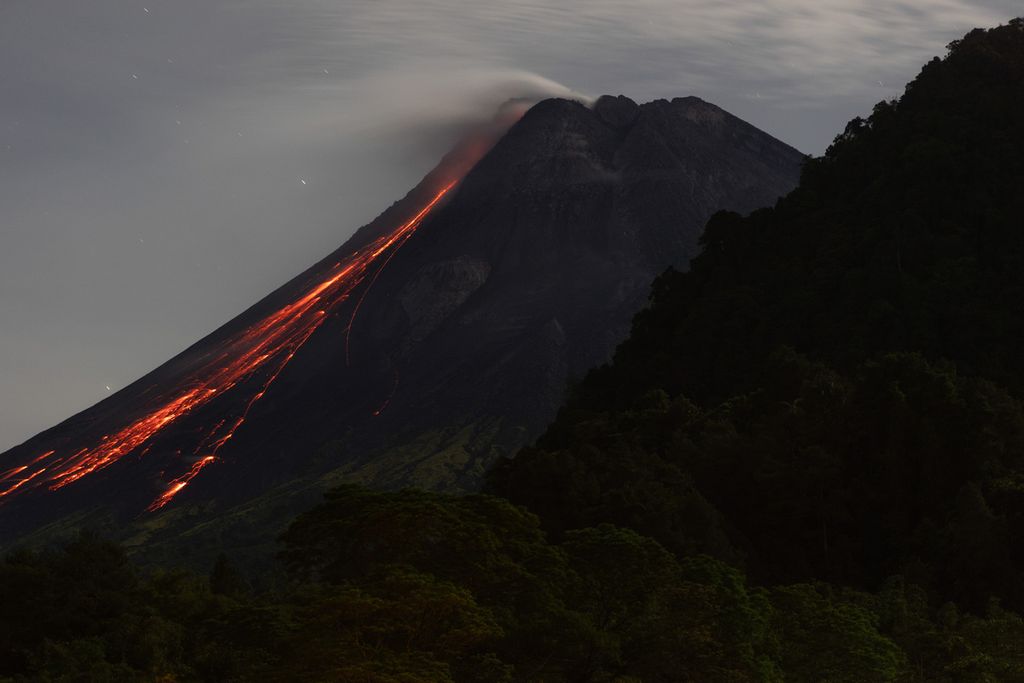 Guguran lava pijar pada Gunung Merapi terlihat dari kawasan Bukit Turgo, Desa Hargobinangun, Pakem, Sleman, DI Yogyakarta, Jumat (13/1/2023) dini hari. 