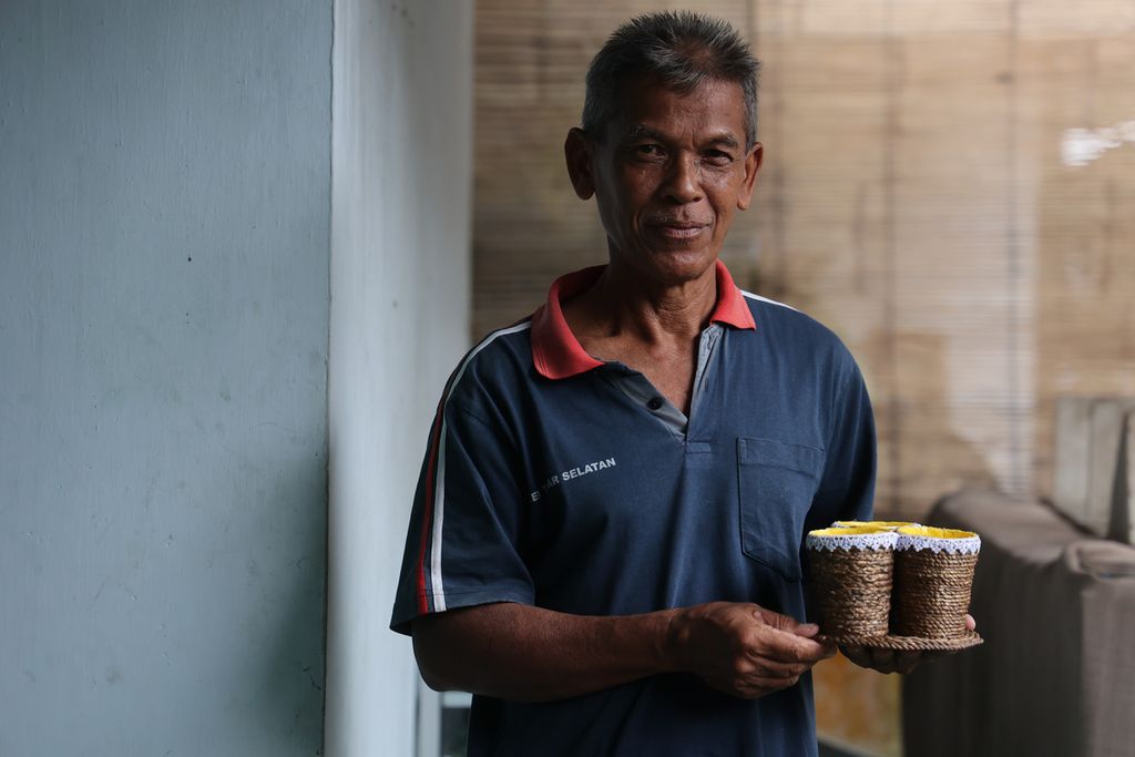 Direktur Bank Sampah Maju Lancar, Jumarlan (61),menunjukkan kerajinan berbahan sampah yang dibuat oleh anggota bank sampah tersebut di Kelurahan Tidar Selatan, Magelang Selatan, Magelang, Jawa Tengah, Kamis (20/10/2022).