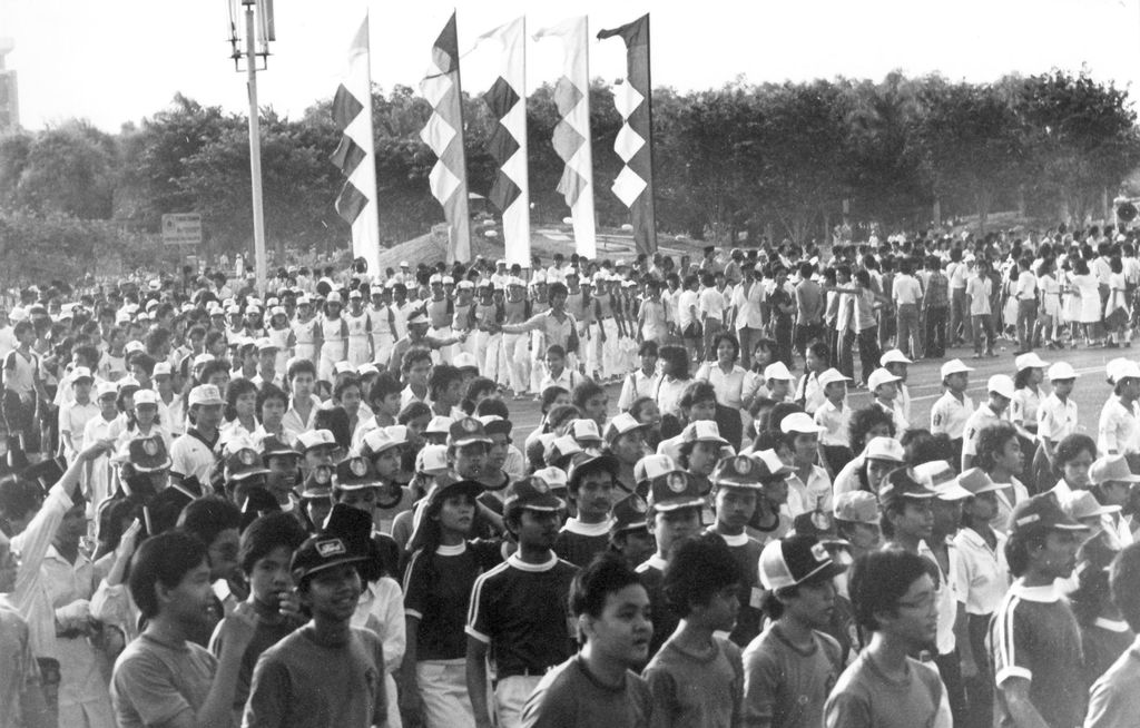 Menyambut Hari Olahraga Nasional, sebagian peserta gerak jalan massal, Jumat sore (9/9/1983), tiba di Monas. Acara ini diikuti lebih dari 50.000 orang terdiri dari pelajar dan karyawan ibu kota.