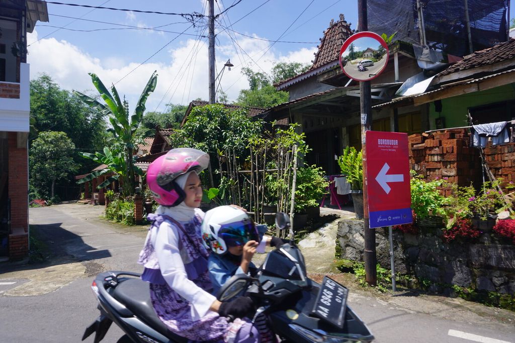 Warga melintas di sekitar rute Borobudur Marathon di Magelang, Jawa Tengah, Kamis (10/11/2022).