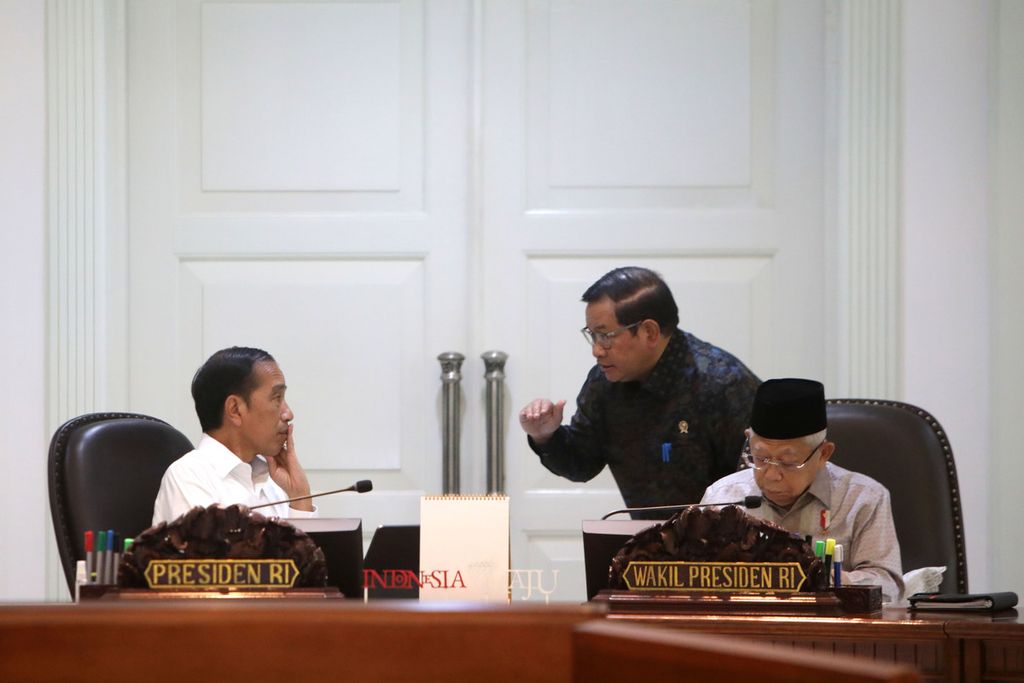 Presiden Joko Widodo berbincang dengan Sekretaris Kabinet, Pramono Anung, sebelum memimpin rapat terbatas terkait Peningkatan Aktivitas Perekonomian dan Pariwisata Pascapencabutan PPKM di Istana Presiden, Jakarta (30/1/2023). 