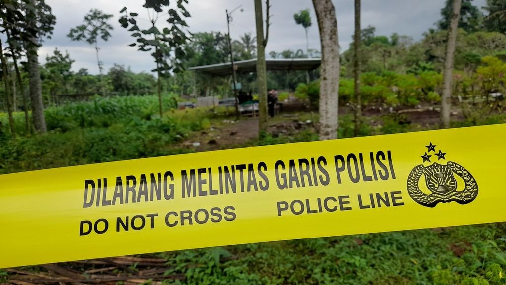 Garis polisi dibentangkan mengelilingi makam yang menjadi lokasi ekshumasi korban Tragedi Kanjuruhan di Desa Sukolilo, Kecamatan Wajak, Kabupaten Malang, Jawa Timur, Jumat (4/11/2022). 