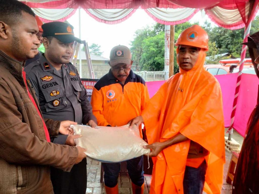 Kepala BPBD NTT Ambrosius Kodo menyerahkan bantuan darurat simbolis kepada Camat Sulamu, Minggu (25/12/2022). Sebanyak 500 kilogram beras diserahkan provinsi ke Kecamatan Takari dan Kecamatan Sulamu, Kabupaten Kupang.