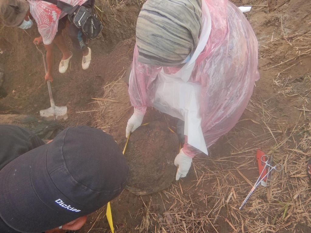 Tim medis Balai Konservasi Sumber Daya Alam (BKSDA) Aceh mengukur lingkar tapak gajah yang mati di Desa Bunbun Indah, Kecamatan Leuser, Kabupaten Aceh Tenggara, Jumat (13/5/2022). Gajah itu mati diduga terkena kabel listrik, sementara gadingnya raib.