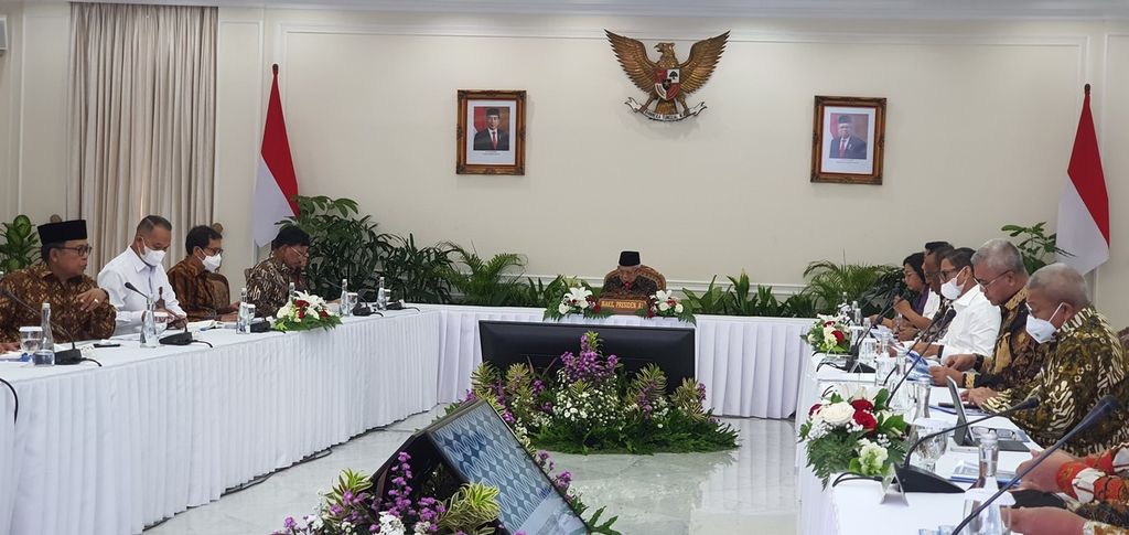 Wakil Presiden Ma’ruf Amin memimpin rapat Komisi Pengarah Reformasi Birokrasi Nasional di Istana Wapres, Jakarta, Kamis (12/1/2023). Dalam rapat, Wapres mengingatkan perlunya percepatan realisasi mal pelayanan publik (MPP) di semua kabupaten/kota, terutama MPP digital.