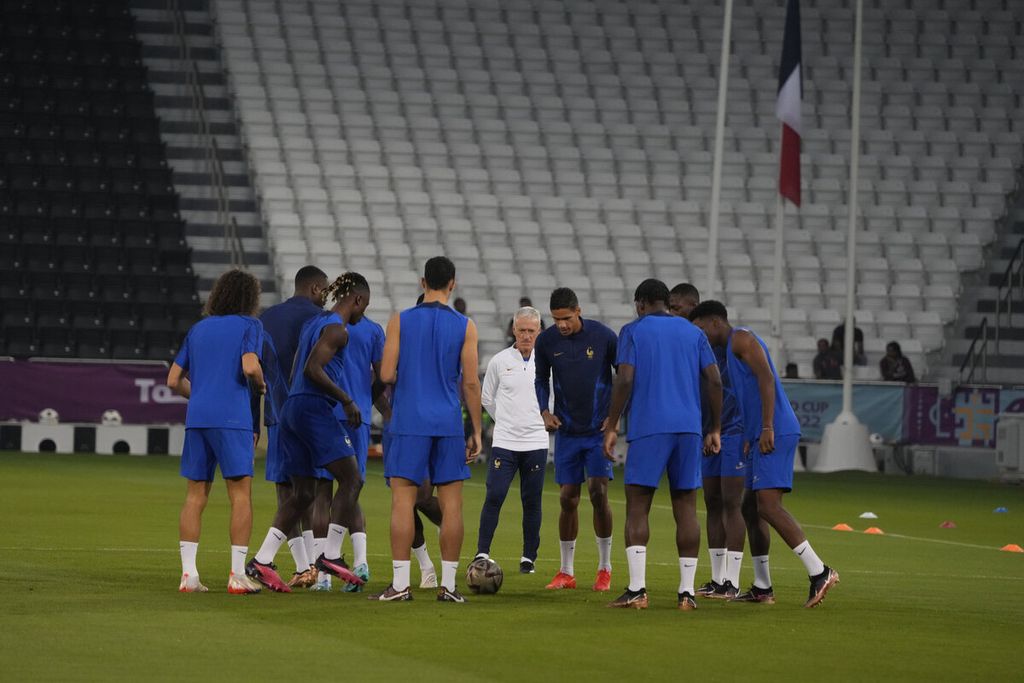 Pelatih tim nasional Perancis Didier Deschamps mengamati para pemain berlatih di Stadion Al Sadd Sport Club, Doha, Qatar, Sabtu (17/12/2022). Federasi Sepak Bola Perancis (FFF) memperpanjang kontrak Deschamps hingga 2026.