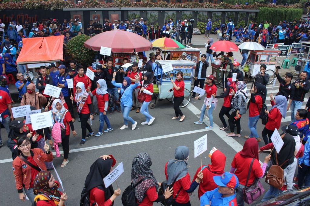 Sejumlah perempuan pekerja di Jawa Barat berdemonstrasi di Gedung Sate, Kota Bandung, Senin (19/11/2014).