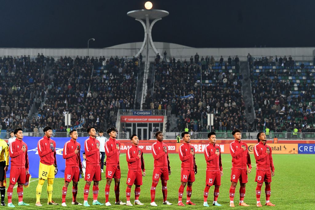 Para pemain tim Indonesia U-20 menyanyikan lagu ”Indonesia Raya” sebelum melawan Uzbekistan pada laga terakhir Grup A Piala Asia U-20 di Stadion Istiqlol, Fergana, Uzbekistan, Selasa (7/3/20230). 