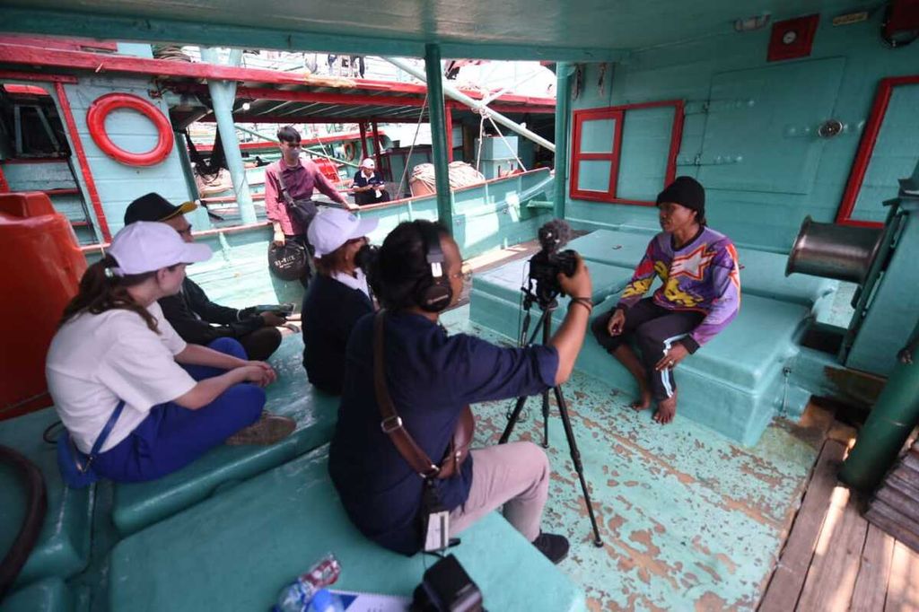 Proses pengambilan gambar film dokumenter tentang isu perburuhan di kapal penangkapan ikan yang disponsori kantor ILO Jakarta dan ILO Geneva, Swiss. ILO merupakan organisasi buruh di bawah PBB.