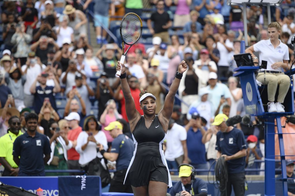 Petenis Amerika Serikat, Serena Williams, merayakan kemenangannya atas Nuria Parrizas-Diaz (Spanyol) pada babak pertama turnamen WTA 1000 Kanada Terbuka 2022 di Toronto, Kanada, Selasa (9/8/2022) dini hari WIB. Serena menang, 6-3, 6-4. 
