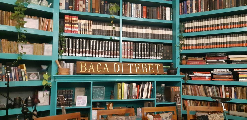 Salah satu sisi rak buku di perpustakaan Baca di Tebet, Jakarta Selatan. Perpustakaan ini pertama kali dibuka pada Februari 2022.