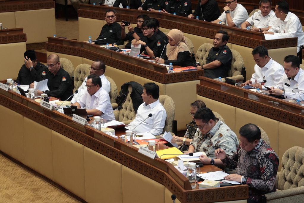 Menteri Dalam Negeri (Mendagri) Tito Karnavian (empat dari kiri) didampingi Wakil Mendagri John Wempi Wetipo (tiga dari kiri) bersama (kiri ke kanan) anggota KPU Mohammad Afifuddin, Ketua KPU Hasyim Asy'ari, Ketua DKPP Heddy Lugito, anggota DKPP J Kristiadi, Ketua Bawaslu Rahmat Bagja, dan anggota Bawaslu Puadi mengikuti rapat dengar pendapat dengan Komisi II DPR di Kompleks Parlemen, Senayan, Jakarta, Rabu (11/1/2023). 