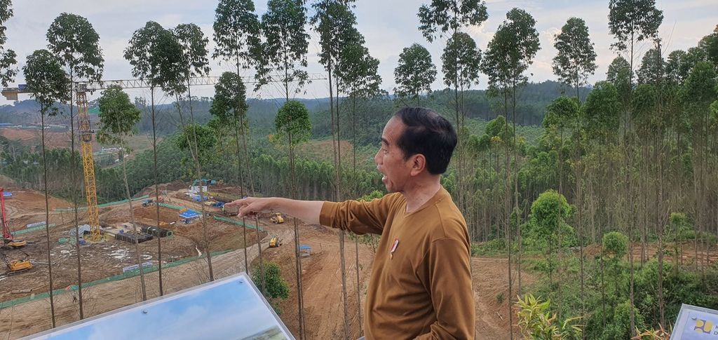 Presiden Joko Widodo memantau perkembangan pembangunan Ibu Kota Nusantara dari menara pandang, Kamis (23/2/2023).