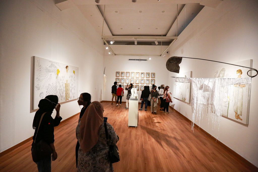 Suasana pameran seni rupa oleh sepuluh perupa perempuan yang mengangkat tema<i> Infusions Into Contemporary Art </i>di Galeri Nasional Indonesia di Jakarta, Kamis (31/3/2022). Pameran akan berlangsung hingga 24 April 2022.