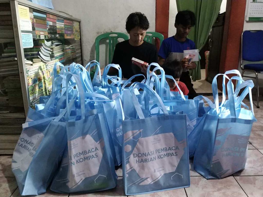 Anak asuh Panti Sosial Asuhan Anak Al Hidayah Bandung menerima sejumlah paket pendidikan dan Al Quran dari Dana Kemanusiaan Kompas, Senin (8/7/2022). Donasi itu berasal dari pembaca harian <i>Kompas</i>.