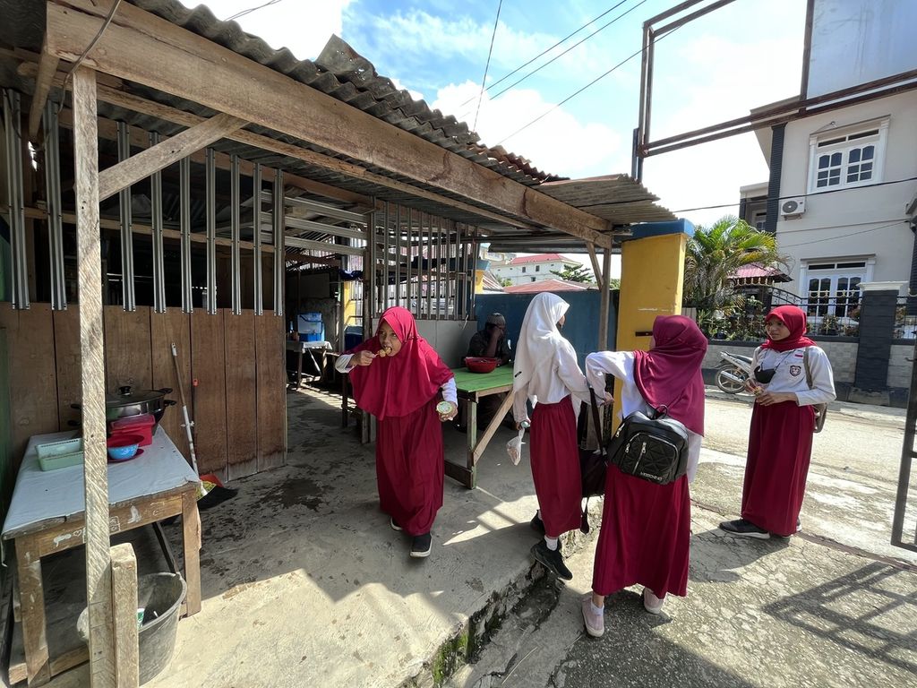 Siswa-siswi SD di Kendari, Sultra, berbelanja makanan di kantin dekat sekolah tanpa pengawasan ketat (10/5/2022) . Kasus hepatitis akut yang menyerang anak-anak bermunculan di banyak tempat. 