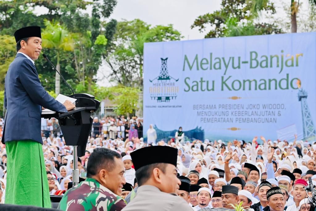 Presiden Joko Widodo saat menghadiri acara Istighosah dan Doa Bersama Rabithah Melayu-Banjar yang digelar di Kompleks Pendopo Bersinar Tabalong, Kabupaten Tabalong, Kalimantan Selatan, Jumat (17/3/2023).