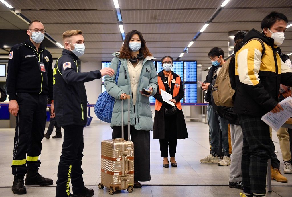 Para penumpang penerbangan dari China antre menanti pemeriksaan dokumen vaksinasi Covid-19 sebagai pencegahan penularan virus korona penyebab Covid-19 di Bandara Charles de Gaulle, Roissy, Paris, Perancis, pada 1 Januari 2023. 