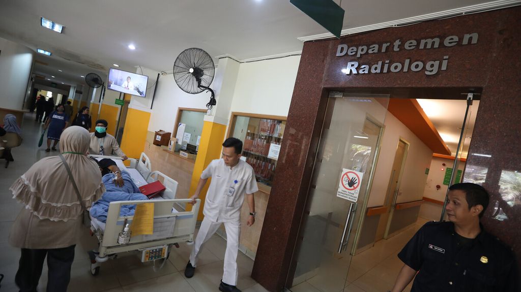Petugas medis membawa pasien yang akan dilayani di Departemen Radiologi Rumah Sakit Cipto Mangunkusumo (RSCM), Jakarta Pusat, Senin (24/2/2020). 