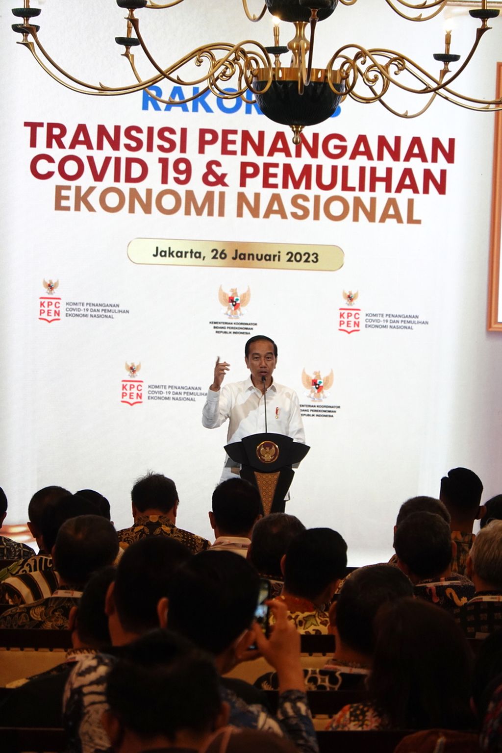 Presiden Joko Widodo membuka rapat koordinasi nasional Transisi Penanganan Covid-19 dan Pemulihan Ekonomi Nasional Tahun 2023, di Jakarta (26/1/2023). Setelah mencabut PPKM pada akhir 2022, Presiden Jokowi mengingatkan agar jajaraannya tetap waspada.