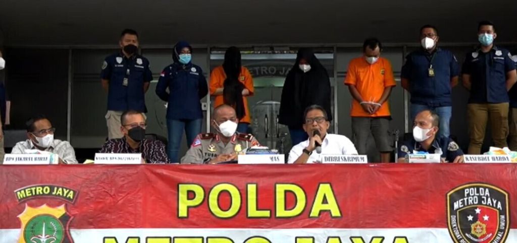 Konferensi pers kasus pengalihan kepemilikan surat tanah yang mengorbankan keluarga aktris Nirina Zubir di Polda Metro Jaya, Jakarta, Kamis (18/11/2021).