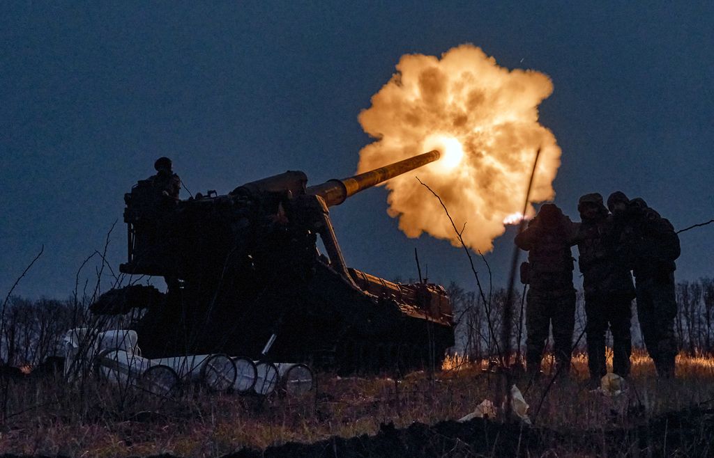 Pasukan Ukraina di Bakhmut, Donetsk, menembakkan meriam ke arah pasukan Rusia pada Kamis (15/12/2022). Meski dikendalikan Ukraina, Bakhmut masih terus jadi sasaran Ukraina.