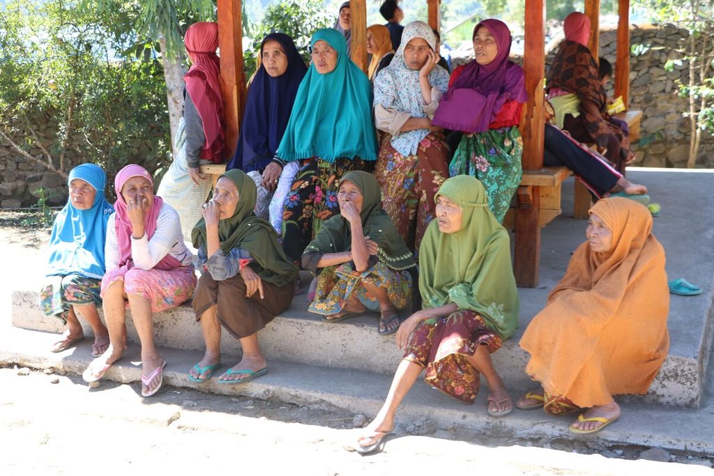 Kalangan perempuan lanjut usa di Desa Sembalun Bumbung, Lombok Timur, Nusa Tenggara Barat, antre mendapat layanan pemeriksaan kesehatan di Rumah Adat Desa Sembalun Bumbung, Kamis (2/8/2018). Kalangan usia lanjut dan perempuan janda ansia memiliki kontribusi terhadap angka kemiskinan di NTB.