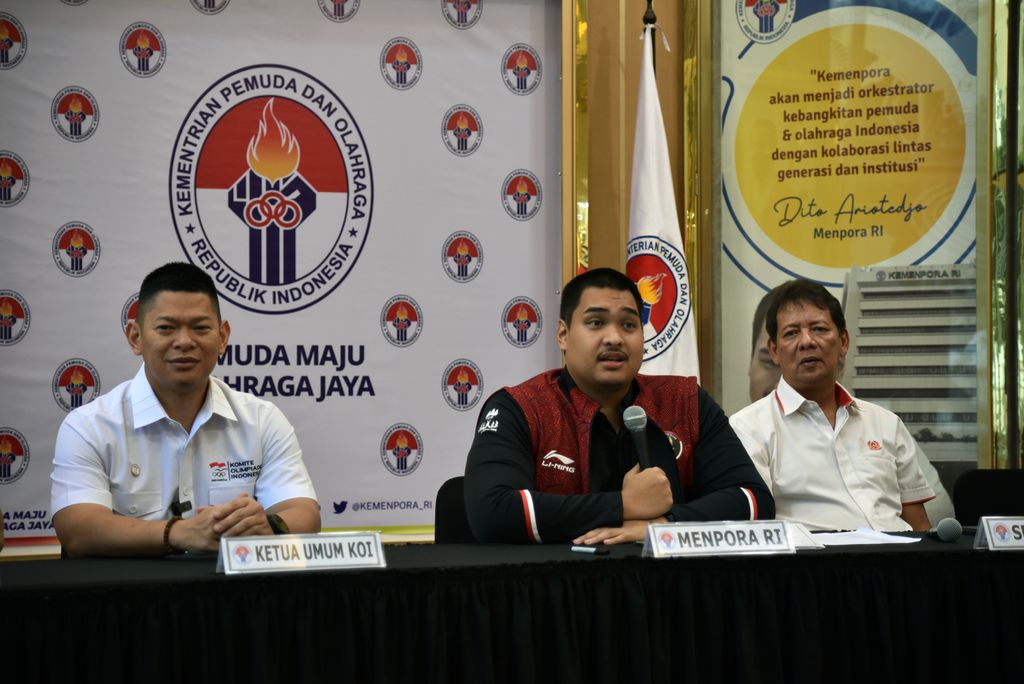 President of the Indonesian Olympic Committee (KOI) Raja Sapta Oktohari (left), Menpora Dito Ariotedjo (center), and Secretary General of the Indonesian National Sports Committee (KONI) Tubagus Ade Lukman (right) during a press conference announcing the Indonesian contingent at the SEA Games Cambodia 2023 at Office Kemenpora, Jakarta on Monday (17/4/2023).