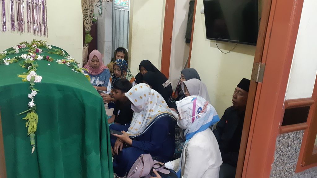 Masyarakat bertakziah ke rumah keluarga Andi Setiawan (33), warga Mergosono Gang IIIC Kota Malang yang meninggal setelah dirawat selama 18 hari di rumah sakit. Andi adalah salah satu korban dalam Tragedi Kanjuruhan 1 Oktober 2022.