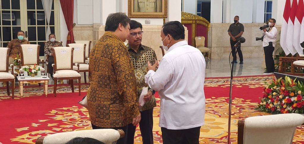 Menteri Pertahanan Prabowo Subianto (tengah), Menteri Komunikasi dan Informatika Johnny G Plate (kanan), dan Menteri Koordinator Bidang Perekonomian Airlangga Hartarto berbincang sebelum Sidang Kabinet Paripurna di Istana Negara, Jakarta, Kamis (2/3/2023).