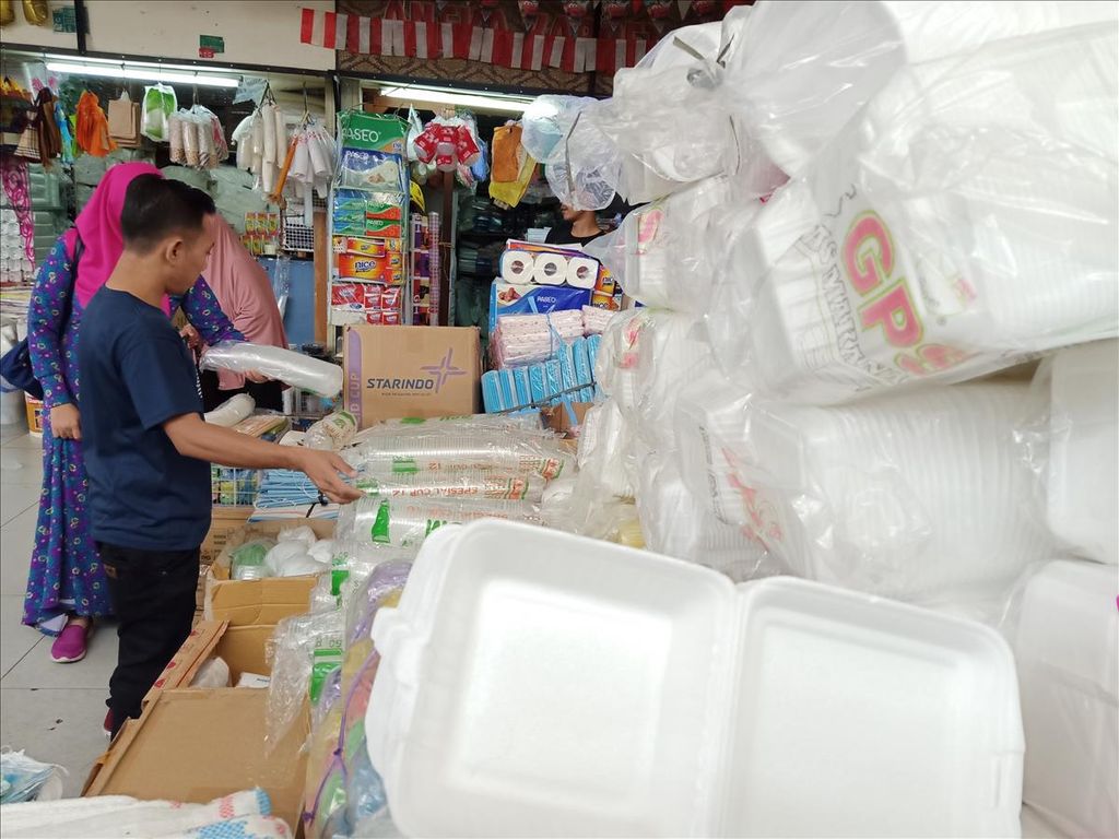 Pedagang gelas plastik dan tempat makanan <i>styrofoam </i>melayani pembeli. Bahan plastik dan <i>styrofoam </i>mengandung bahan berbahaya bagi manusia juga lingkungan. Oleh karena itu, Pemprov DKI Jakarta sedang menyiapkan peraturan gubernur (pergub) mengenai larangan penggunaan kantong plastik. Wahana Lingkungan Hidup Indonesia (Walhi) mendukung pergub tersebut dan meminta larangan diperluas, tak hanya soal plastik.