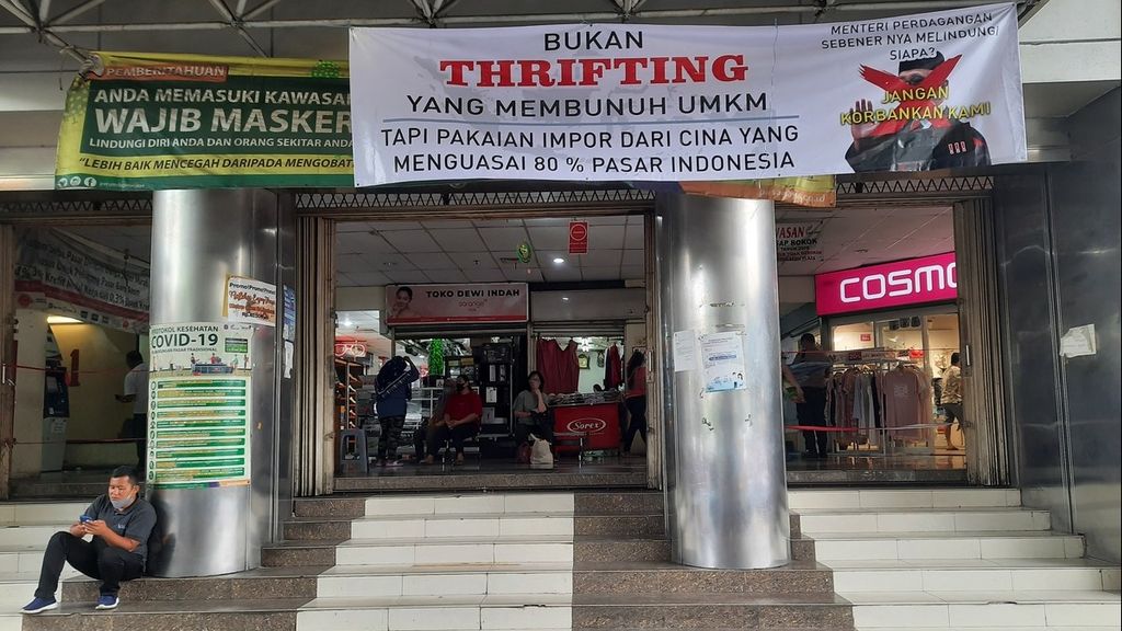 Spanduk penolakan pedagang terhadap larangan impor barang-barang bekas di Pasar Baru Metro Atom, Jakarta, Sabtu (1/4/2023).
