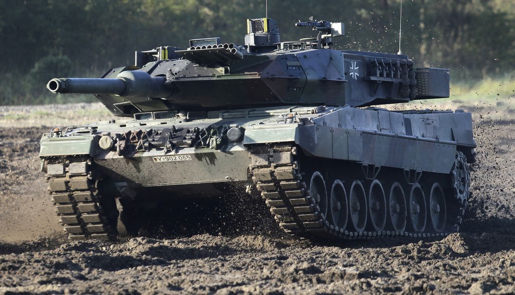 Tank Leopard 2 ditampilkan dalam acara demonstrasi yang diadakan untuk media oleh Angkatan Bersenjata Jerman (Bundeswehr) di Munster, dekat Hannover, Jerman, Rabu, 28 September 2011. 