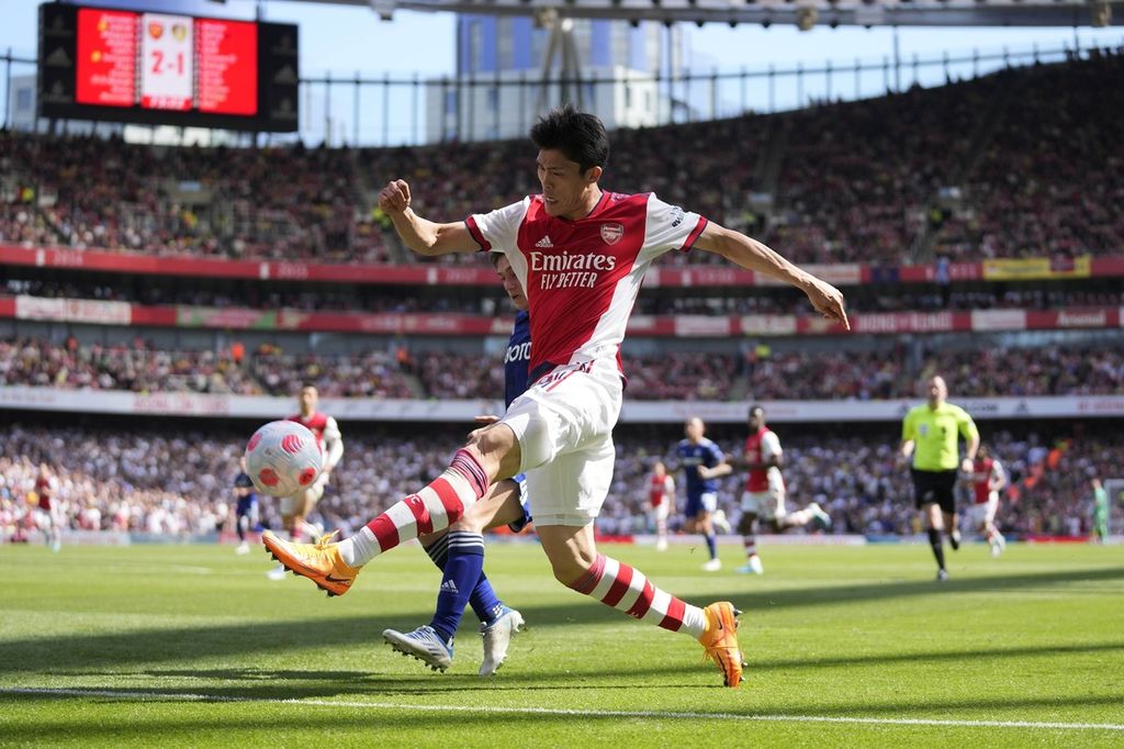 Pemain Arsenal Takehiro Tomiyasu menendang bola pada laga melawan Leeds United di Stadion Emirates, London, Minggu (8/5/2022). Pada laga itu, Arsenal menang dengan skor 2-1. 