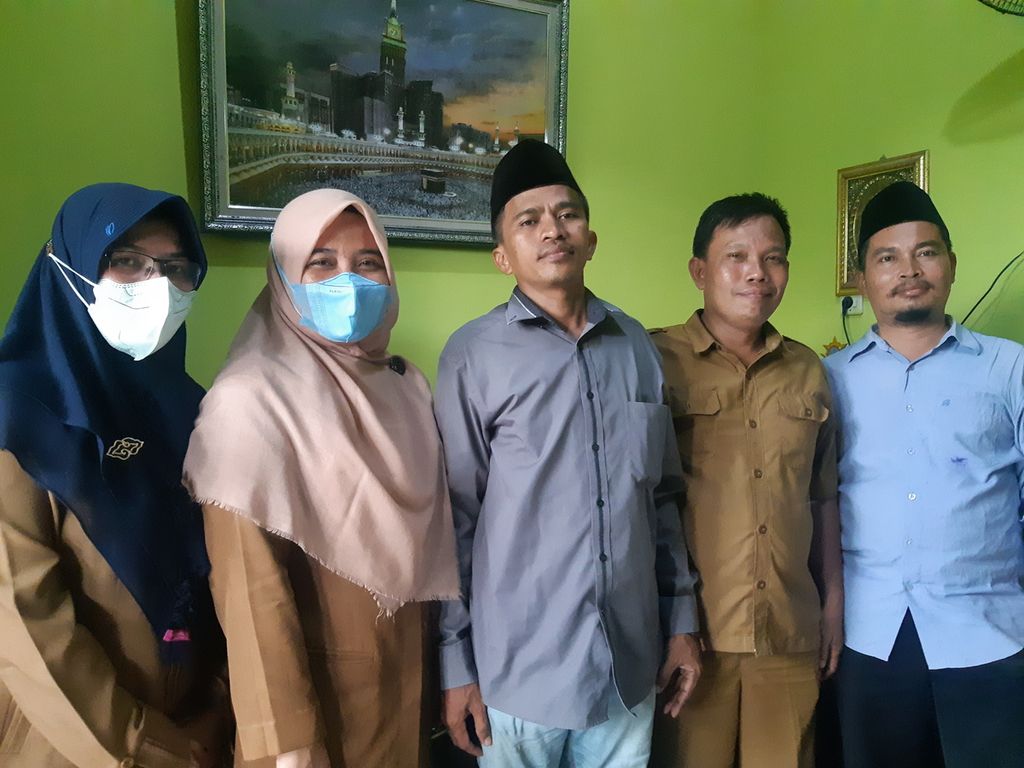 Sejumlah guru yang tergabung dalam Guru Pendidikan Agama Islam Honorer Non Kategori 35+ berfoto di Kabupaten Cirebon, Jawa Barat, Selasa (22/11/2022). Mereka memperjuangkan guru honorer yang lulus nilai ambang batas menjadi pegawai pemerintah dengan perjanjian kerja atau PPPK.