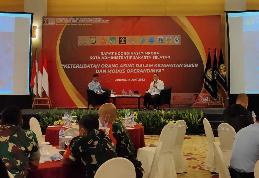 Kepala Unit 1 Subdit 2 Direktorat Tindak Pidana Siber Bareskrim Polri Ajun Komisaris Besar Purnomo Hadi Suseno (kanan) dalam rapat koordinasi tim pengawasan orang asing yang diselenggarakan Kantor Imigrasi Kelas I Khusus Non TPI Jakarta Selatan, Selasa (14/6/2022).