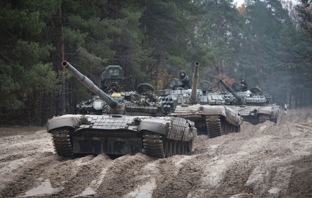 Arsip - Tentara Ukraina yang menggunakan tank rampasan milik Rusia T-72 sedang mengadakan pelatihan militer di dekat perbatasan Ukraina-Belarusia dekat Chernihiv, Ukraina, Jumat, 28 Oktober 2022. 
