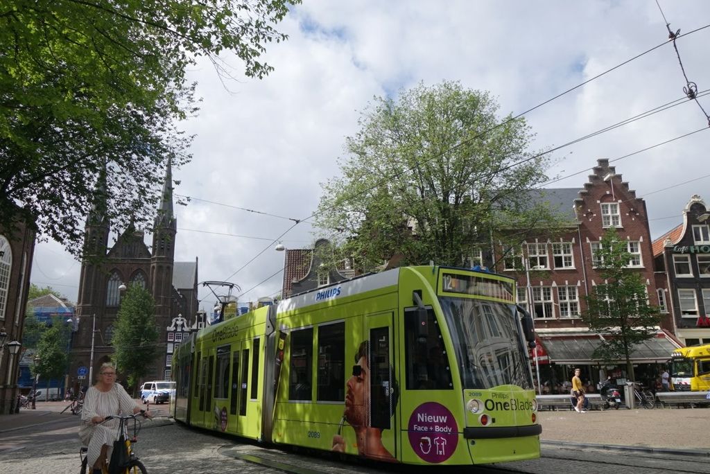 Tram dan pesepeda berbagi jalur di Amsterdam, Belanda. Foto diambil pada 1 Juli 2019