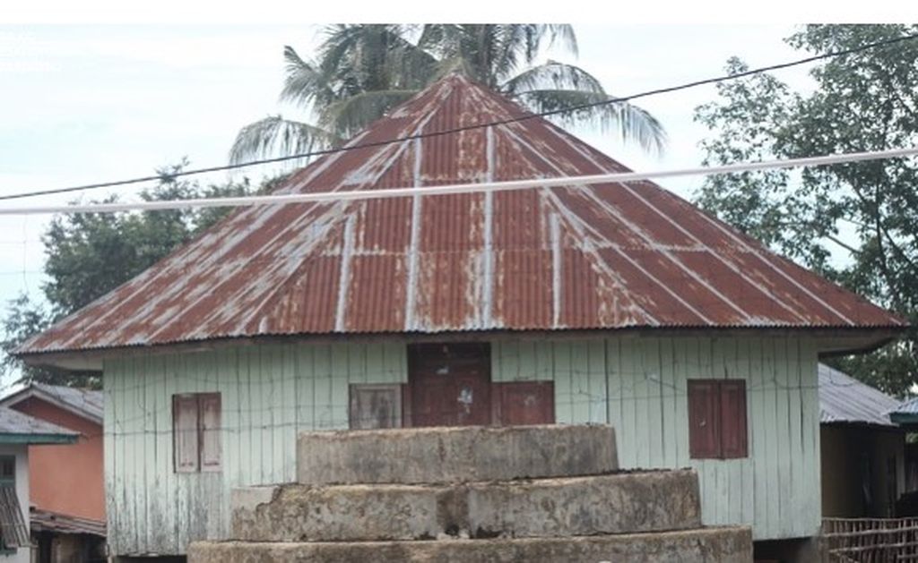 Foto dokumentasi Isfridus Sota ini menunjukkan Mbaru Gedang (rumah adat) Kampung Lingko Lolok, Manggarai Timur. Jika petani tidak menggugat sampai ke Mahkamah Agung, rumah adat warisan leluhur ini pun bakal digusur pemodal untuk tambang dan pabrik semen.