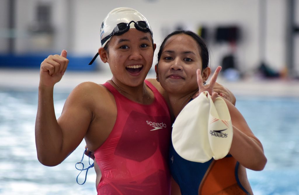 Perenang putri Indonesia, Angel Gabriella Yus (kanan), merayakan kemenangannya dalam final 50 meter gaya bebas putri dalam hari terakhir Seleksi Nasional Renang untuk SEA Games Kamboja 2023 di Arena Akuatik Senayan, Jakarta, Jumat (24/2/2023). Angel finis pertama dengan waktu 26,96 detik. 