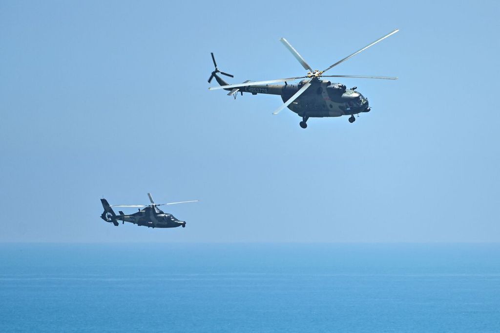 Helikopter militer China melintasi Pulau Pingtan, titik terdekat China dari Taiwan di Provinsi Fujian, 4 Agustus 2022, saat latihan militer di sekitar Taiwan sebagai respons atas kunjungan Ketua DPR AS Nancy Pelosi ke Taiwan. 
