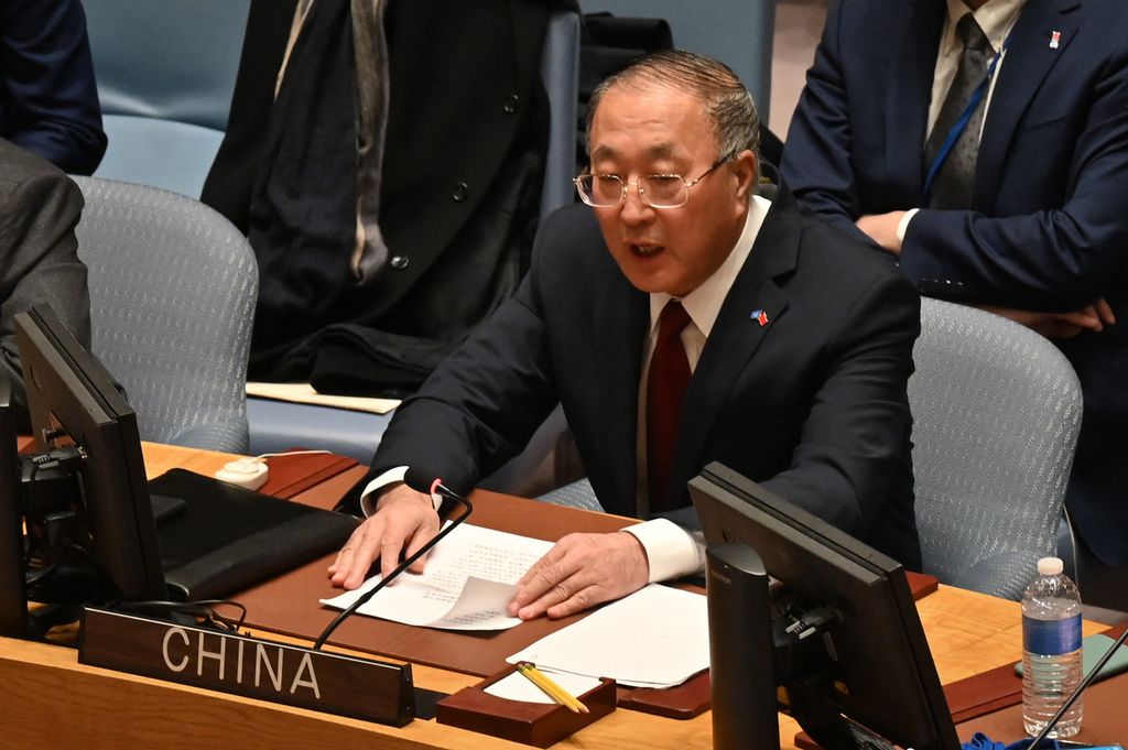Duta Besar China untuk PBB Zhang Jun menyampaikan pernyataan dalam sidang Dewan Keamanan PBB dengan agenda pemungutan suara atas draf resolusi penghentian segera kekerasan di Myanmar dan pembebasan tahanan politik di Markas Besar PBB, New York, AS, Rabu (21/12/2022). 
