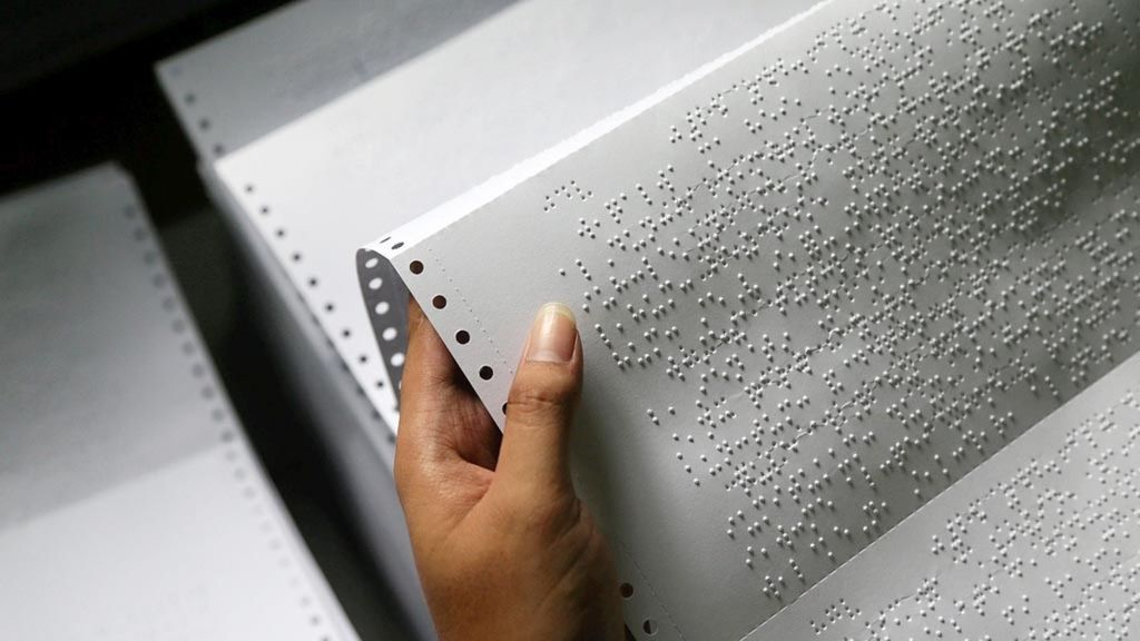 Proses pembuatan Al Quran braille untuk disabilitas netra di Yayasan Raudlatul Makfufin, Tangerang Selatan, Banten, Senin (13/5/2019). Satu set, yang terdiri dari 30 juz, Al Quran braille dijual Rp 1,2 juta (tanpa terjemahan) dan Rp 2,2 juta (dengan terjemahan). 